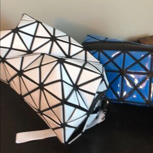 geometric bag with zipper closure